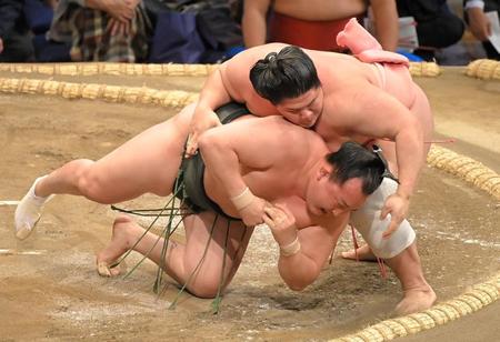 千代翔馬（下）にとったりで勝利する宇良＝福岡国際センター（撮影・高部洋祐）