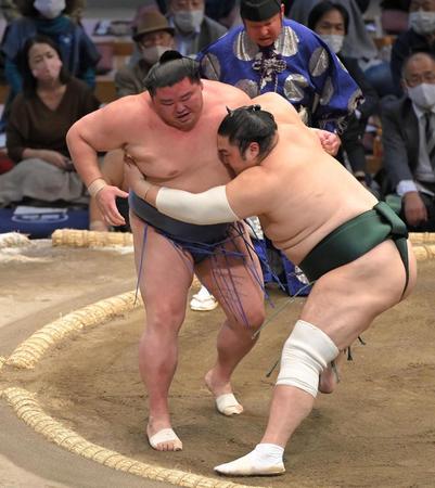 隠岐の海（右）に敗れた正代＝福岡国際センター（撮影・高部洋祐）