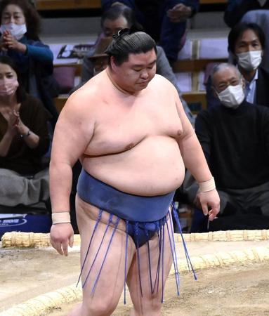 隠岐の海に寄り切られ、２敗となった正代