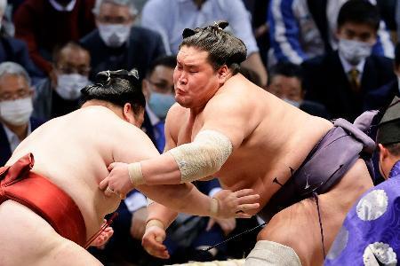 　隆の勝（左）を攻める照ノ富士。上手投げで下した＝福岡国際センター