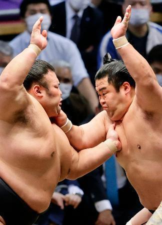 　妙義龍（右）を攻める貴景勝。押し出しで下した＝福岡国際センター