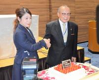 　握手をする三宅宏実（左）と父で日本協会会長の義行氏＝都内