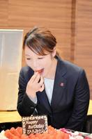 サプライズで贈られた誕生日ケーキを食べる三宅宏実＝都内