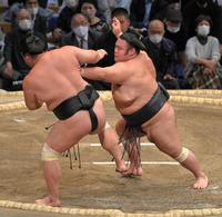 妙義龍（左）を押し出す貴景勝＝福岡国際センター（撮影・高部洋祐）