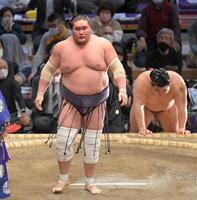 隆の勝（右）を下した照ノ富士＝福岡国際センター（撮影・高部洋祐）