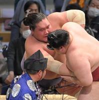 隆の勝（右）を攻める照ノ富士＝福岡国際センター（撮影・高部洋祐）