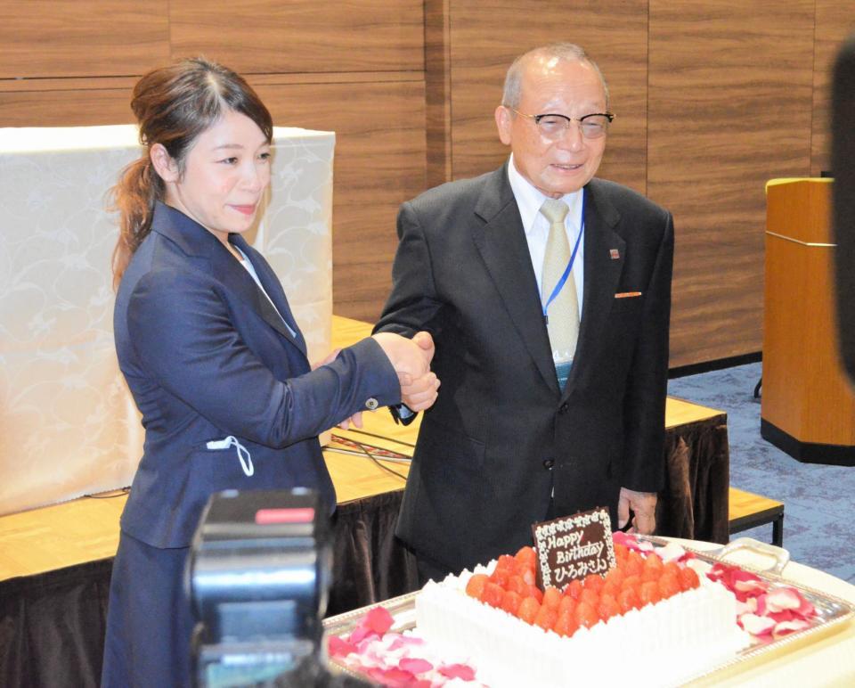 　握手をする三宅宏実（左）と父で日本協会会長の義行氏＝都内