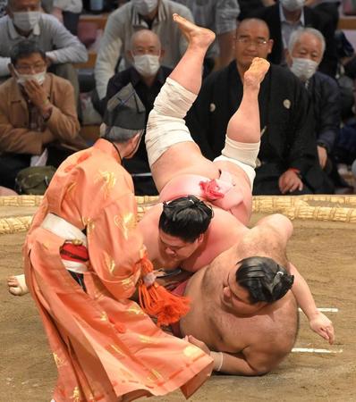 　高安（下）を足取りで破る宇良（撮影・高部洋祐）