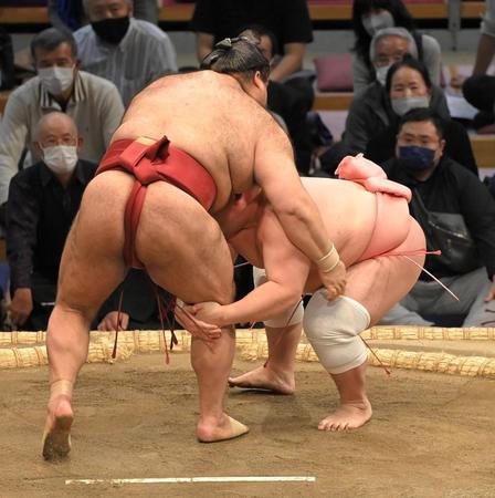 　高安（左）の右足をつかむ宇良（撮影・高部洋祐）