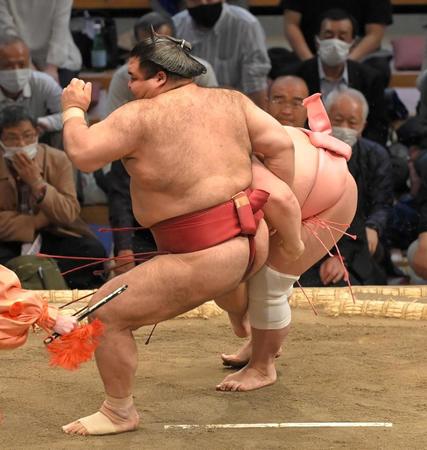 　高安（左）の右足をつかみ、持ち上げる宇良（撮影・高部洋祐）