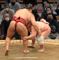 　高安（左）の右足をつかむ宇良（撮影・高部洋祐）