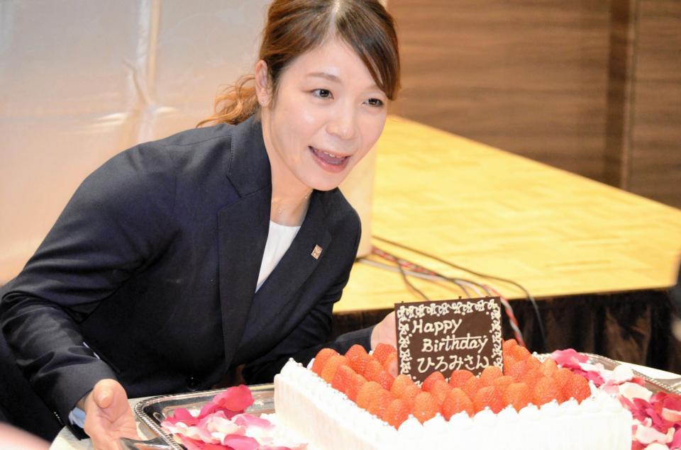 　サプライズで誕生日ケーキを贈られた三宅宏実＝都内