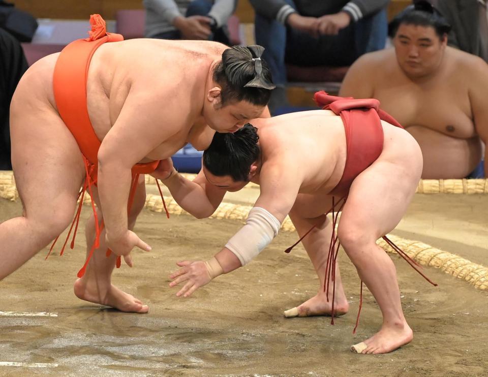 　水戸龍（左）を下手出し投げで破る炎鵬（撮影・高部洋祐）