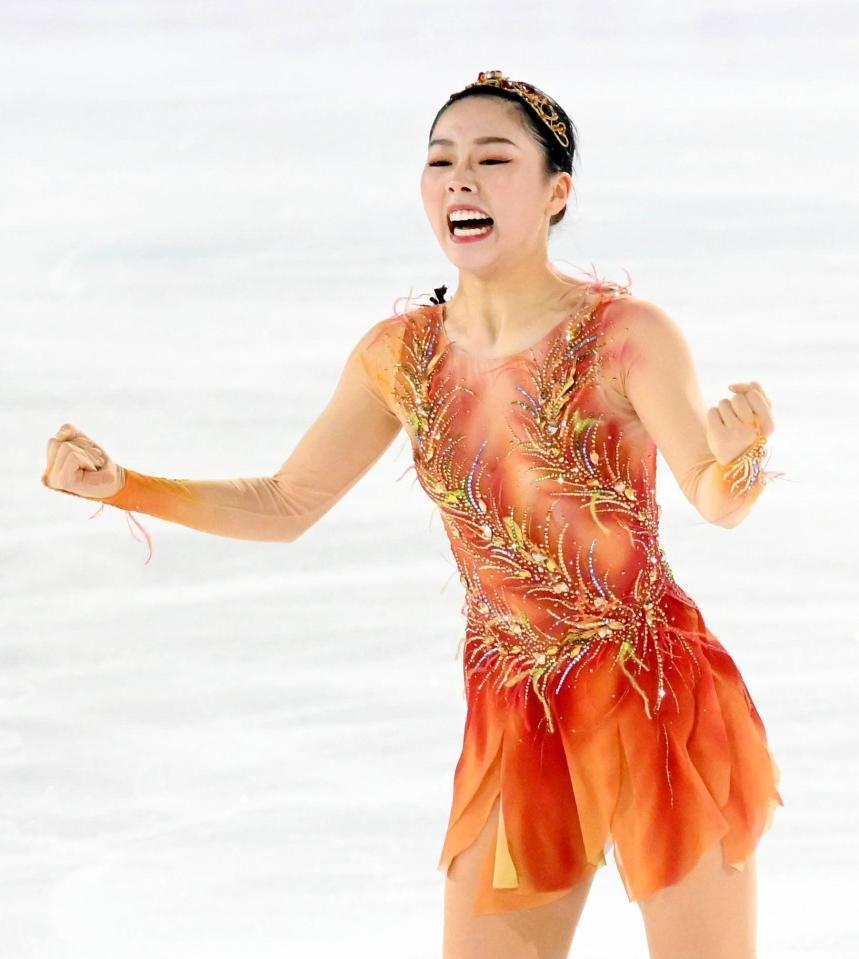 　女子フリーの演技を終え、ガッツポーズする樋口新葉