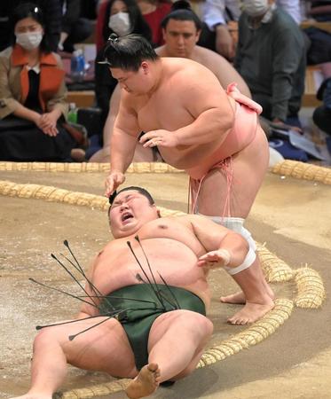 千代大龍（手前）を肩透かしで下す宇良＝福岡国際センター（撮影・高部洋祐）