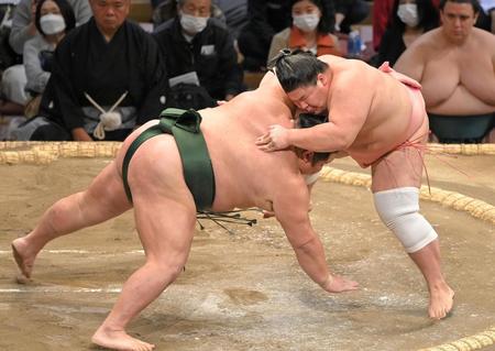 千代大龍（左）を肩透かしで下す宇良＝福岡国際センター（撮影・高部洋祐）