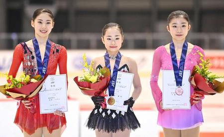 　表彰で笑顔を見せる（左から）２位の住吉りをん、優勝した島田麻央、３位の千葉百音