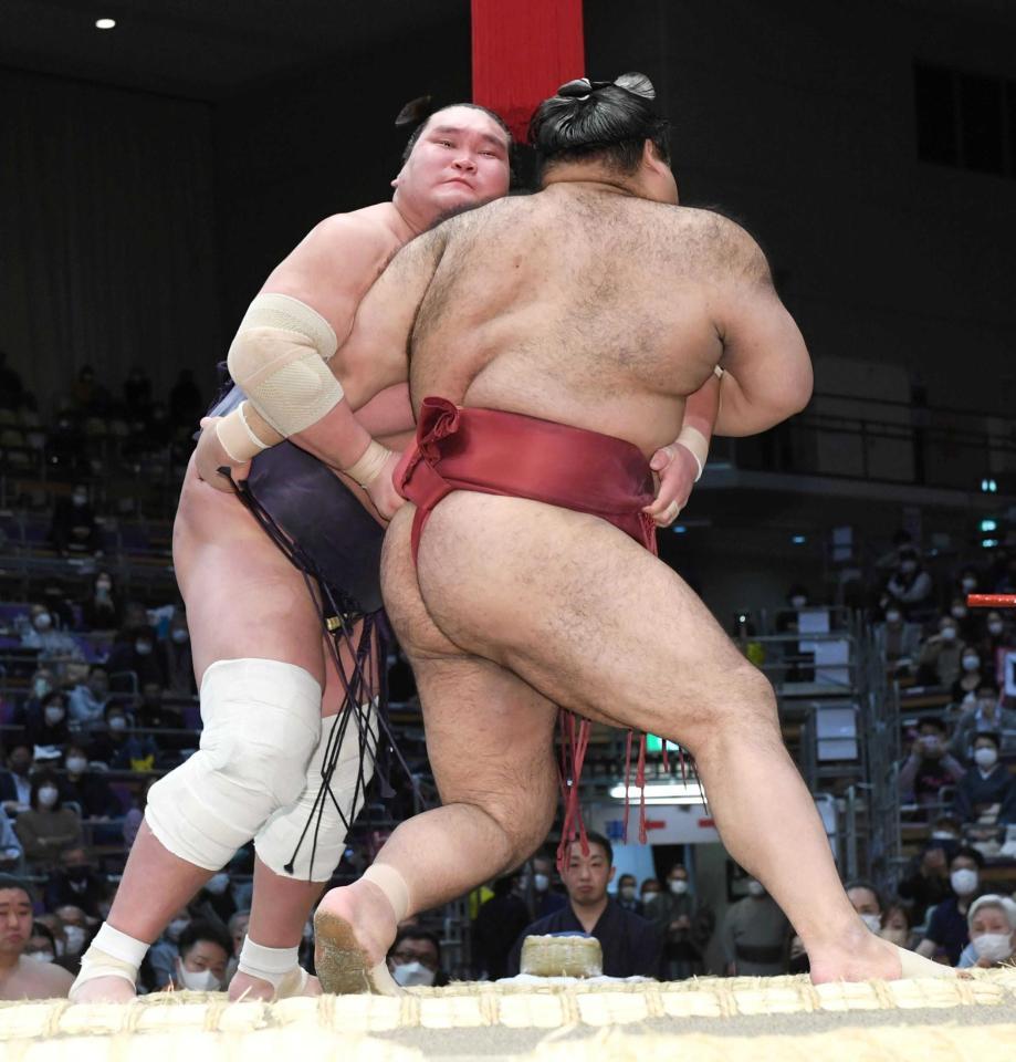 　高安（右）を下し９連勝の照ノ富士（撮影・佐藤厚）
