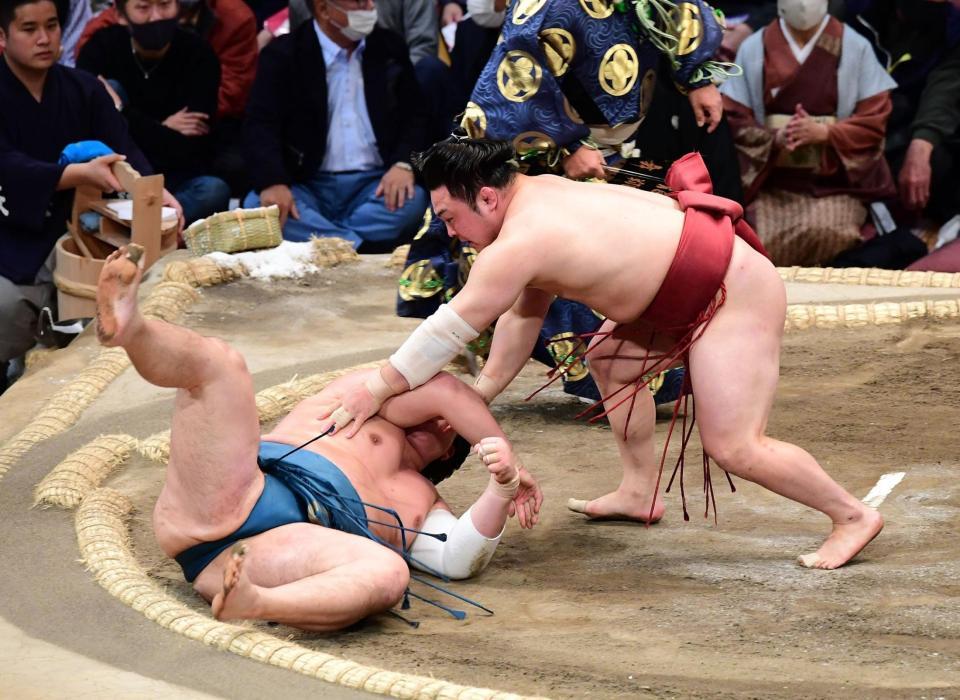 　炎鵬（右）は引き落としで錦富士を破る