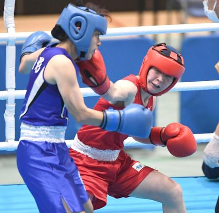 　３回、尾関奈津美（左）に強烈なパンチを見舞う並木月海＝墨田区総合体育館（撮影・棚橋慶太）