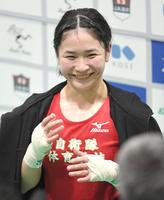 　初戦に勝利し、笑顔で取材に応じる並木月海＝墨田区総合体育館（撮影・棚橋慶太）