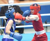 　１回、尾関奈津美（左）に左ストレートを見舞う並木月海＝墨田区総合体育館（撮影・棚橋慶太）