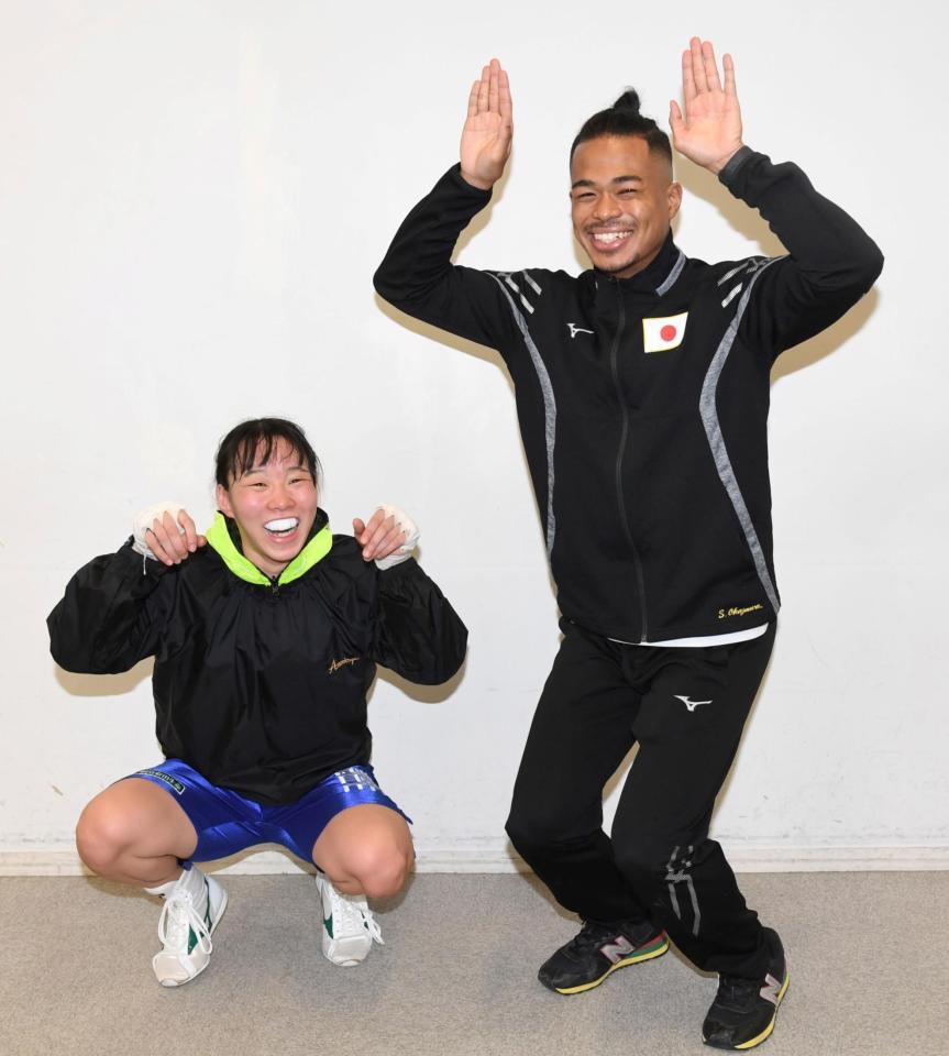 　岡沢セオン（右）と“カエルポーズ”を決める入江聖奈＝墨田区総合体育館（撮影・棚橋慶太）