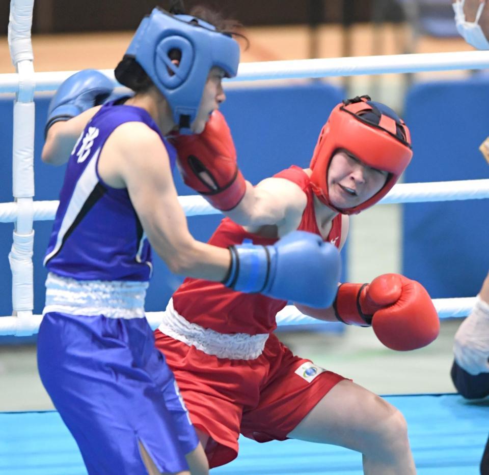 　３回、尾関奈津美（左）に強烈なパンチを見舞う並木月海＝墨田区総合体育館（撮影・棚橋慶太）