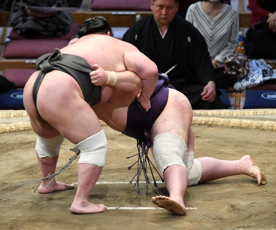 　下手ひねりで矢後（右）を破った芝（撮影・佐藤厚）