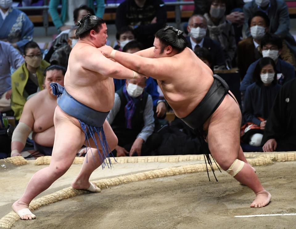 　正代（左）を突き出しで破った貴景勝（撮影・佐藤厚）