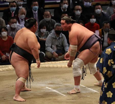 　立ち止まって互いの動きを見合う貴景勝（左）と照ノ富士