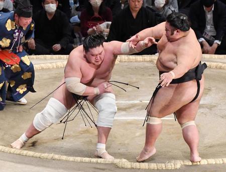 　照ノ富士（左）は押し出しで貴景勝を下す