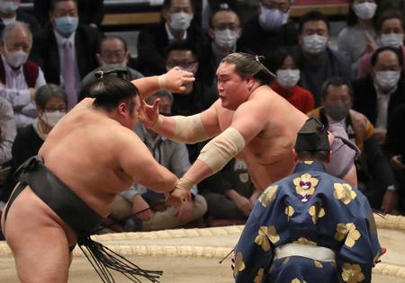 　貴景勝（左）と攻めあう照ノ富士