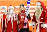 　Ｗ杯ジャンプ男子個人第３戦で今季初勝利を挙げ、サンタクロースの衣装を着た人たちに祝福される小林陵侑。スキーの日本男子で初めてＷ杯通算20勝に到達した＝27日、フィンランド・ルカ（共同）