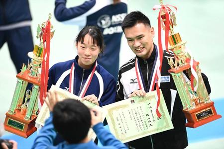 　記念撮影する男女ＭＶＰの秋山佑汰（右）と入江聖奈（撮影・高石航平）