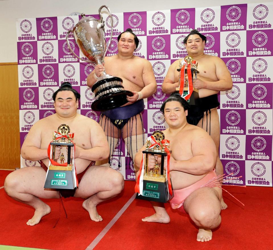 　（前列右から）技能賞を獲得した宇良と敢闘賞の隆の勝、（後列左から）全勝優勝の照ノ富士、敢闘賞の阿炎