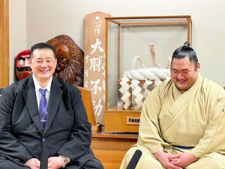 　新十両に昇進しリモート会見で師匠の佐渡ケ嶽親方（左）とともに笑みを浮かべる琴裕将（日本相撲協会提供）