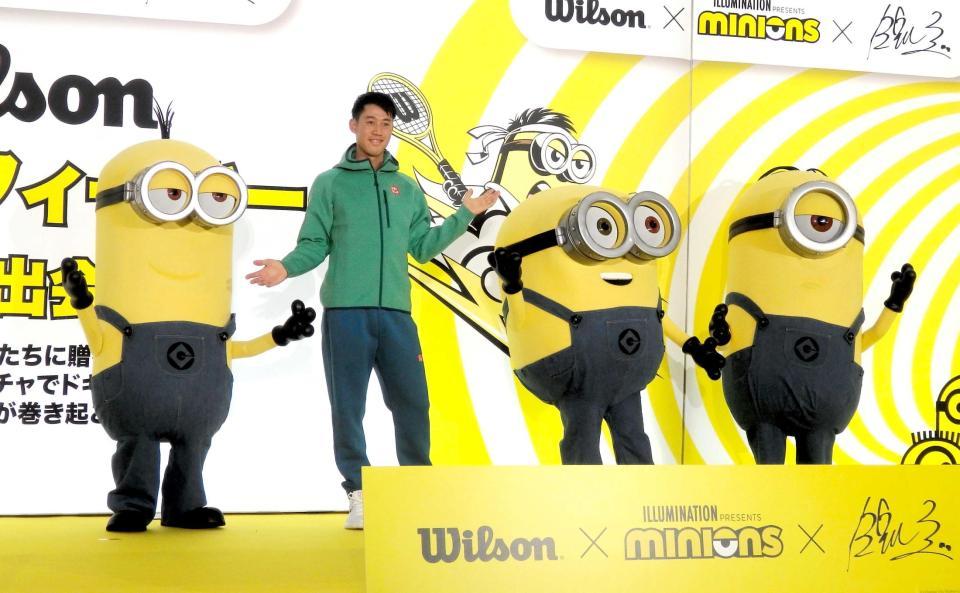　ミニオンとミニオンポーズで写真に納まる錦織圭