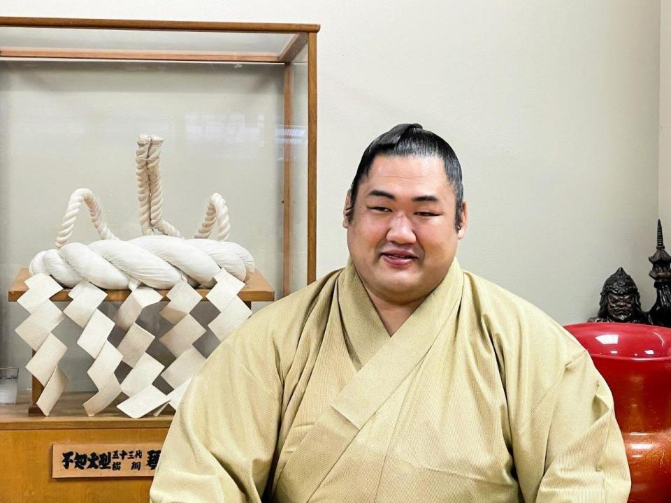 　新十両に昇進しリモート会見で笑みを浮かべる琴裕将（日本相撲協会提供）
