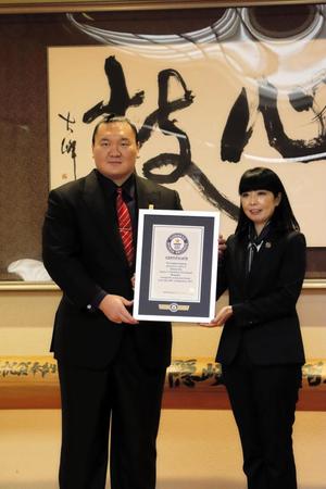 ギネス世界記録の認定証を贈呈される間垣親方（日本相撲協会提供）