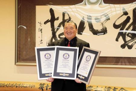 ギネス世界記録の認定証を贈呈される間垣親方（日本相撲協会提供）