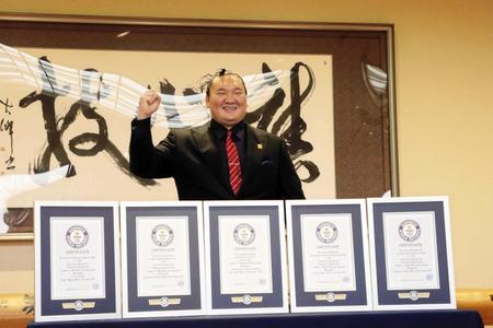 　ギネス世界記録の認定証を贈呈される間垣親方（日本相撲協会提供）