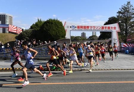 平和台陸上競技場を出る選手たち（代表撮影）