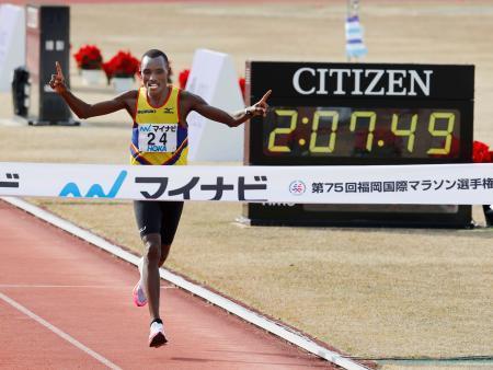 　２時間７分５１秒で初優勝したマイケル・ギザエ＝平和台陸上競技場