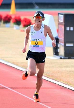 　ラストスパートする川内優輝