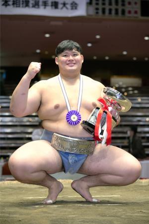 日体大の中村が初のアマ横綱全日本相撲選手権で優勝