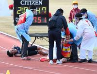 レース後に倒れ込んだ２位の細谷（右・２）と５位の高久（左端）