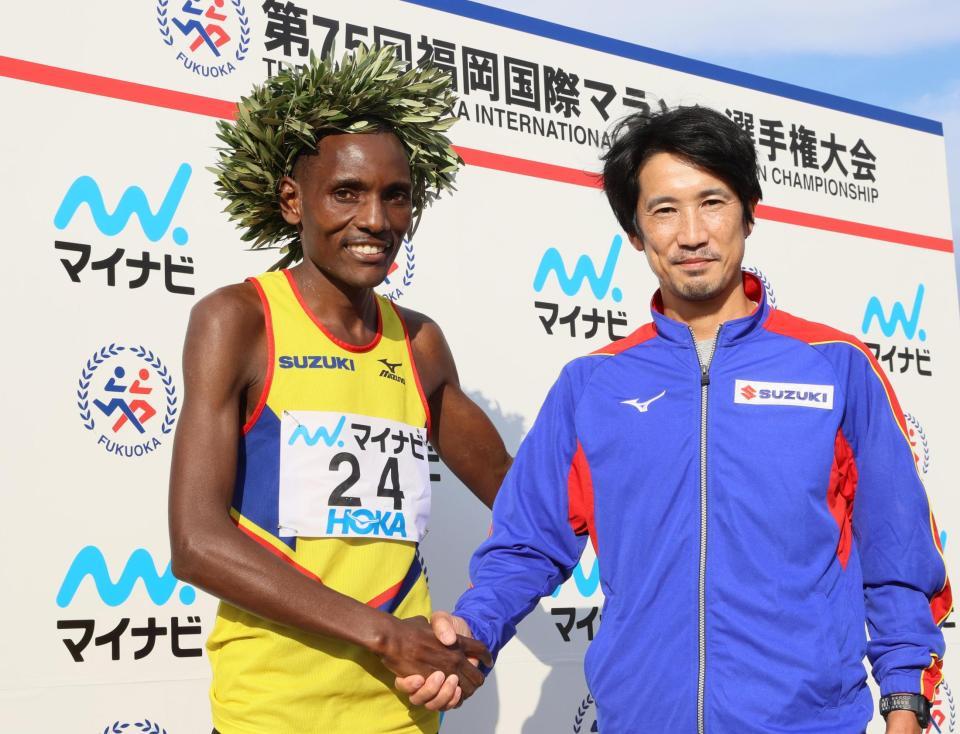 　優勝したマイケル・ギザエ（左）とスズキの藤原新監督（代表撮影）