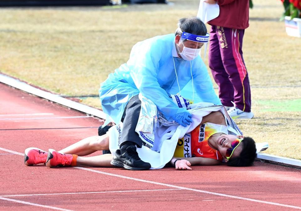 　レース直後、倒れ込んだ細谷恭平
