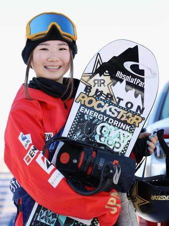 　女子ビッグエアで優勝し、笑顔の岩渕麗楽（ゲッティ＝共同）